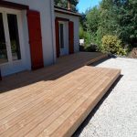 Terrasse en pin posée à Bouguenais par 15n Menuiserie